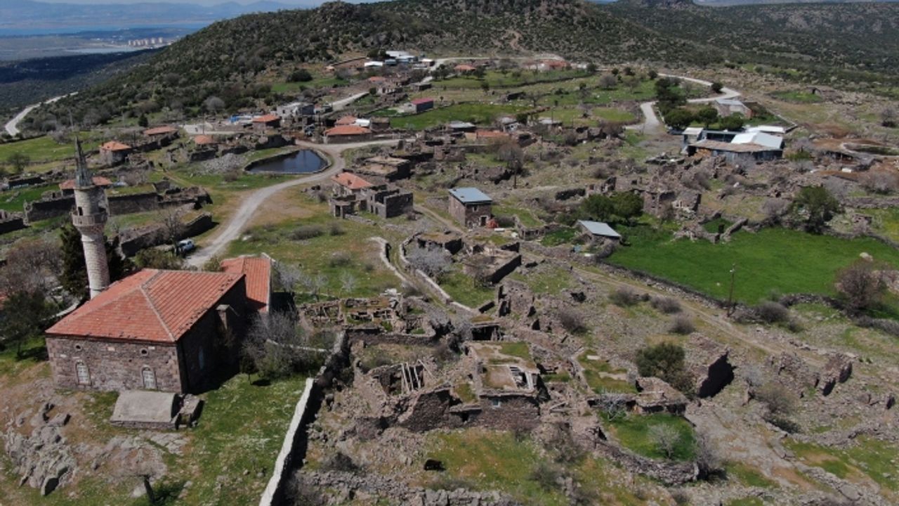 Terk edilen köy yapımcıların gözdesi oldu