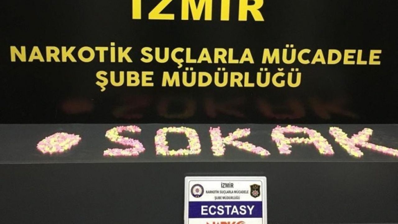 Ticari araçla uyuşturucu kuryeliği yapan 2 kadın yakalandı