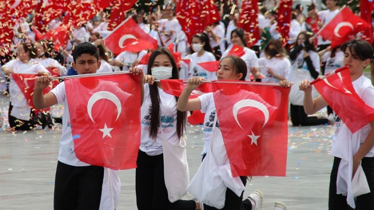 19 Mayıs İzmir'de coşkuyla kutlandı