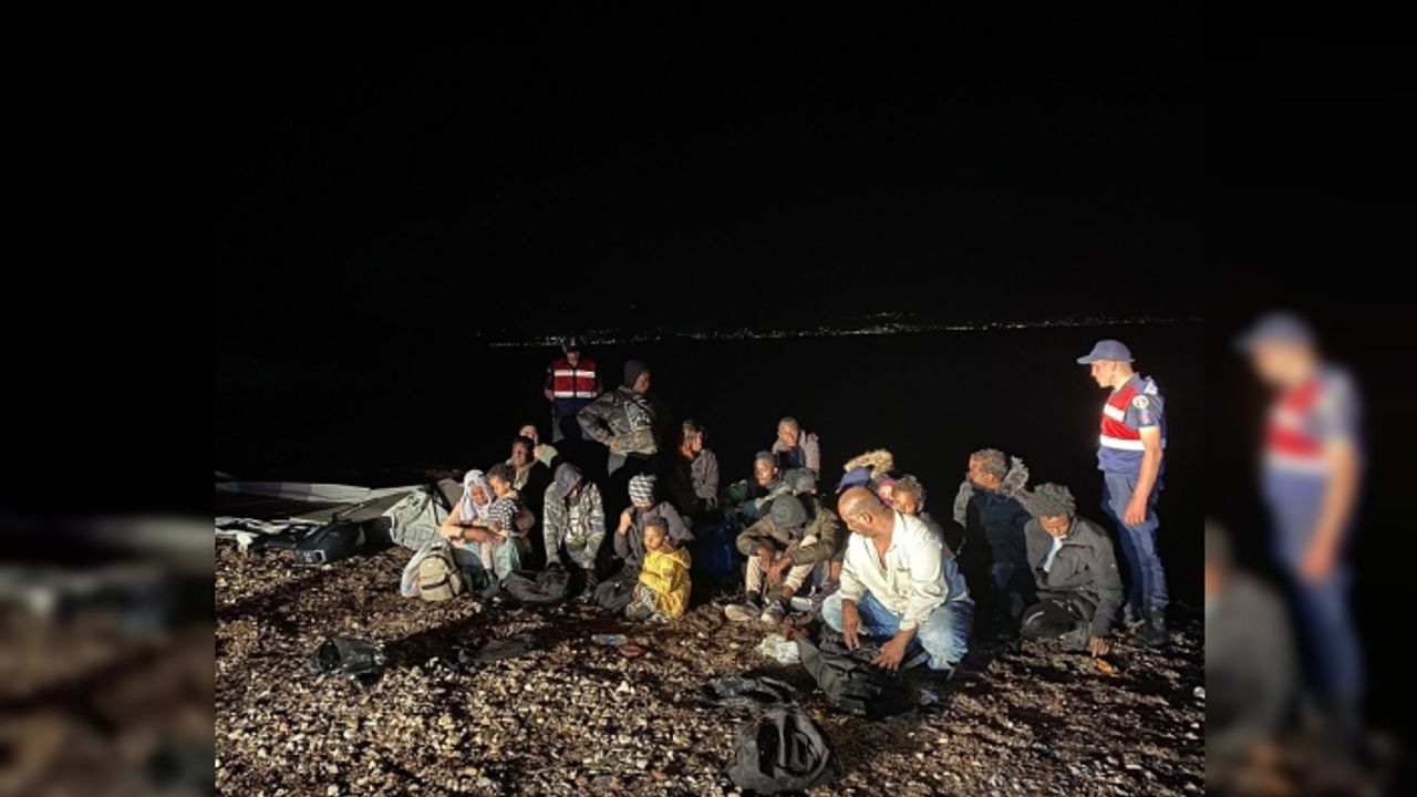 Çeşme'de kıyıya bırakılmış 20 düzensiz göçmen tespit edildi