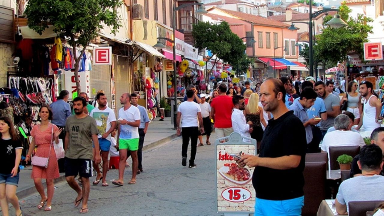 Çeşme esnafına bayram can suyu oldu!