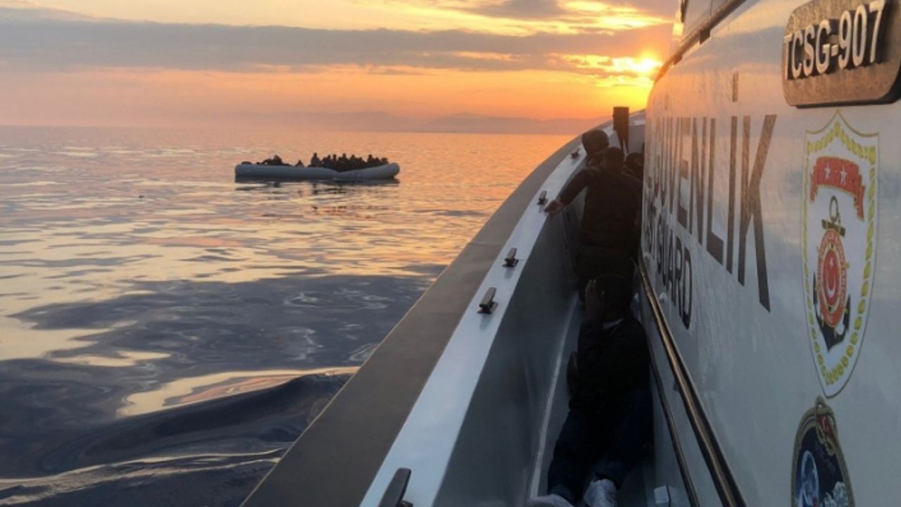 İzmir açıklarında 52 düzensiz göçmen yakalandı