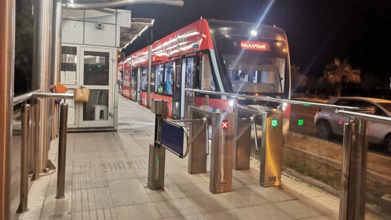 İzmir'de 12 yaşındaki küçük kız tramvayın altında kaldı