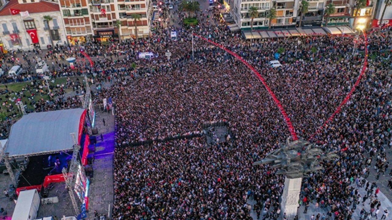 İzmir'de 19 Mayıs coşkusu meydanlara sığmadı