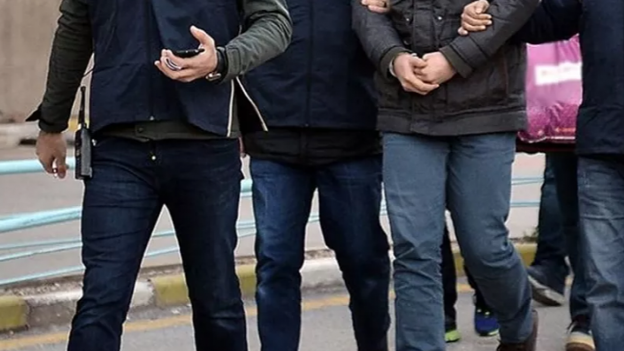 İzmir'de FETÖ operasyonu: 11 gözaltı
