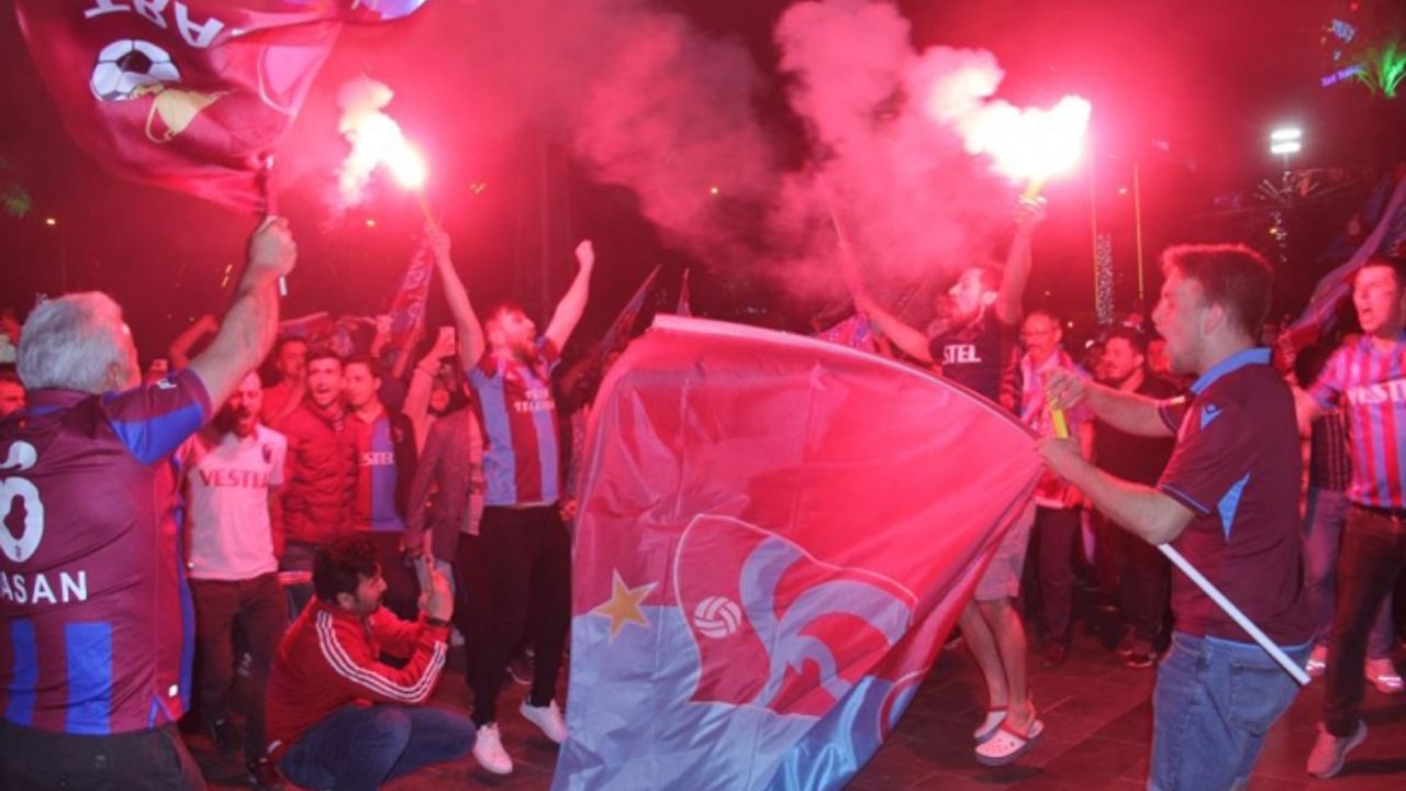 İzmir’de Trabzonspor’un şampiyonluğu coşkuyla kutlandı