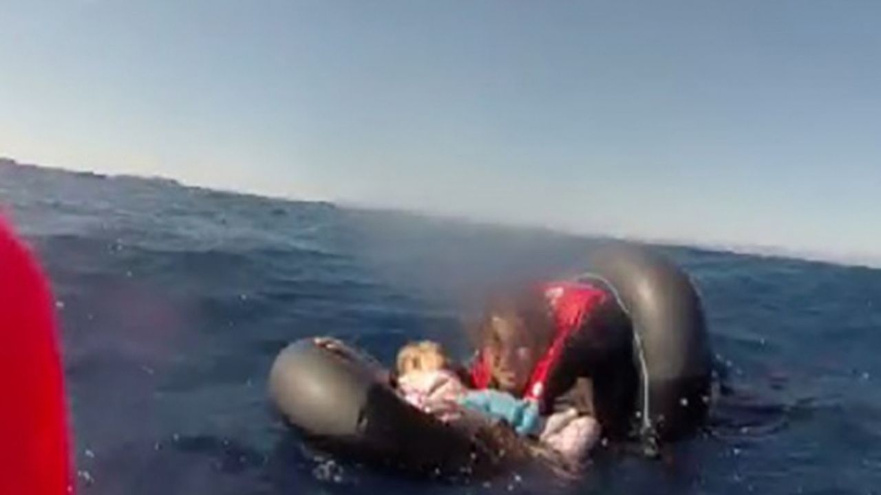Kucağındaki bebekle Sahil Güvenlik tarafından kurtarıldı