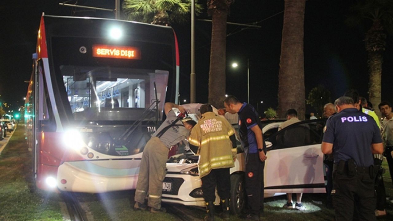 Aşırı hız kazaya neden oldu: Tramvayla çarpıştı!
