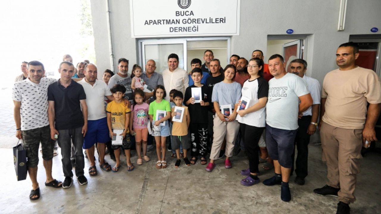 Başkan Kılıç’tan apartman görevlilerinin çocuklarına yaz sürprizi