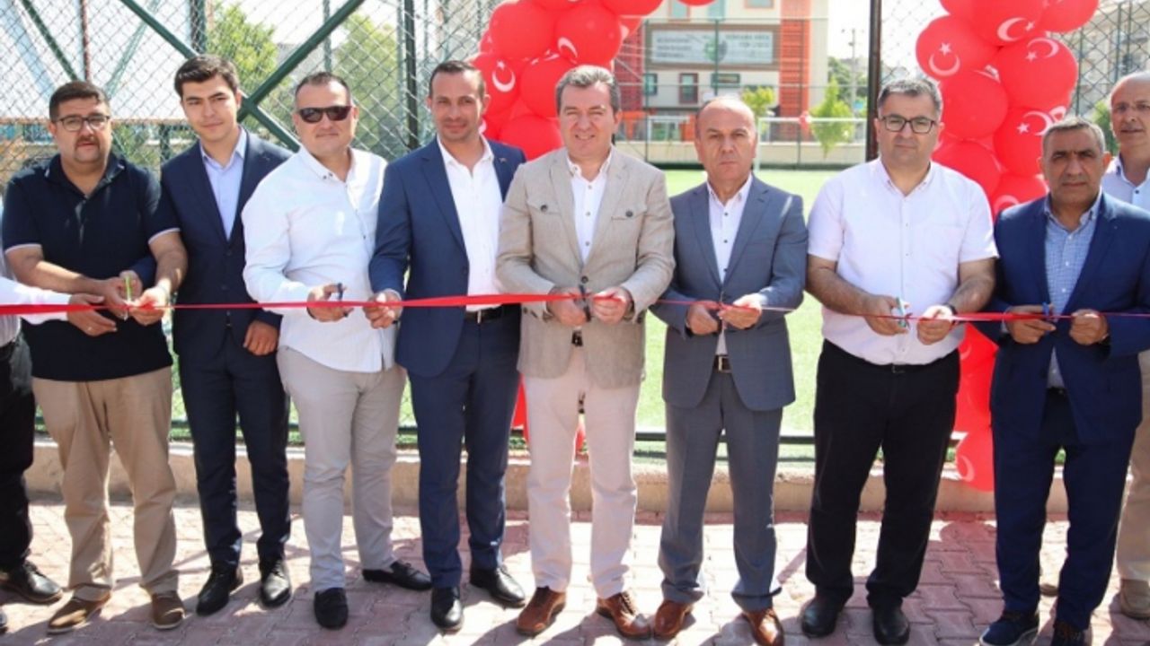 Başkan Koştu Bergama’da halı sahaların açılışını yaptı