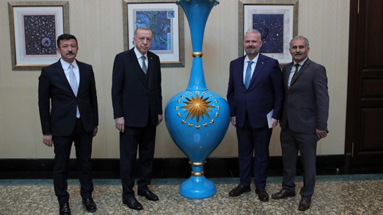 Cumhurbaşkanı Erdoğan Menemen'de üretilen vazodan 50 adet sipariş etti