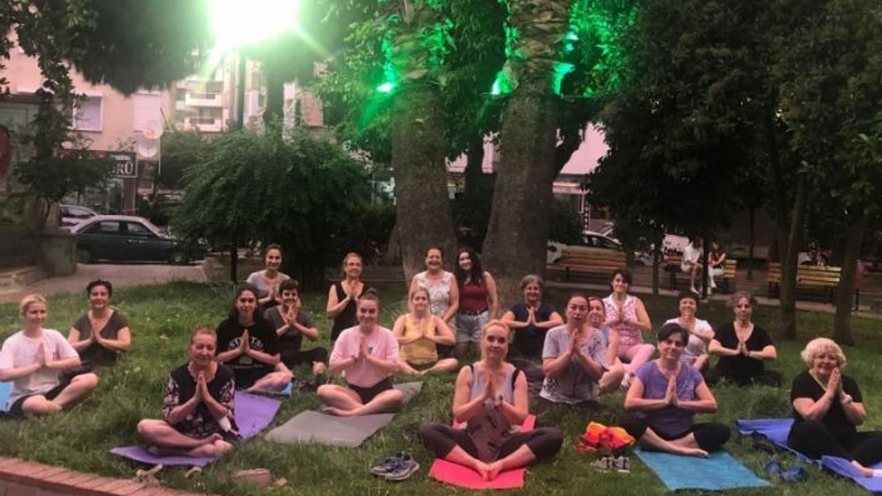 Fahrettin Altaylı kadınlardan 'yoga yasağı'na yogalı protesto