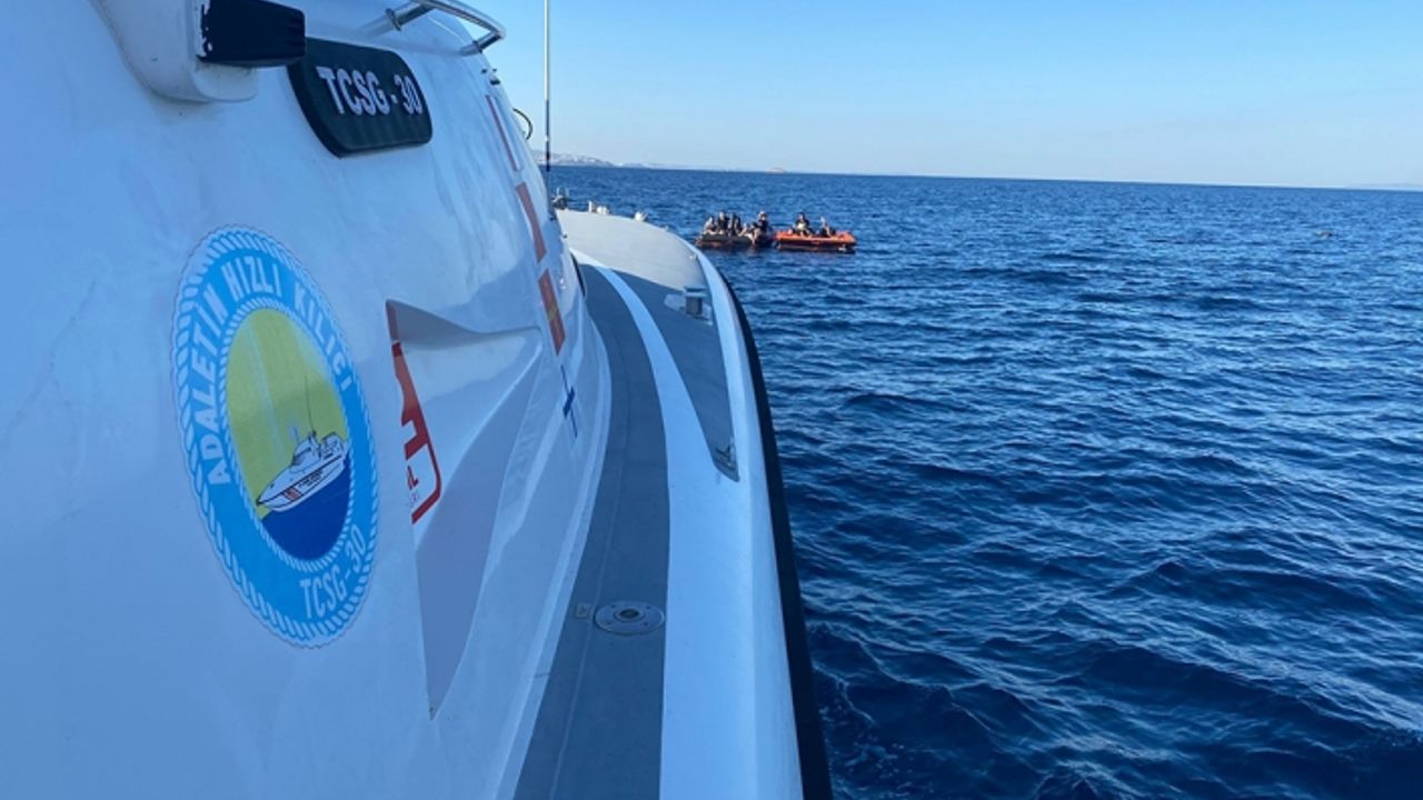 İzmir açıklarında 218 göçmen kurtarılırken, 37 göçmen yakalandı