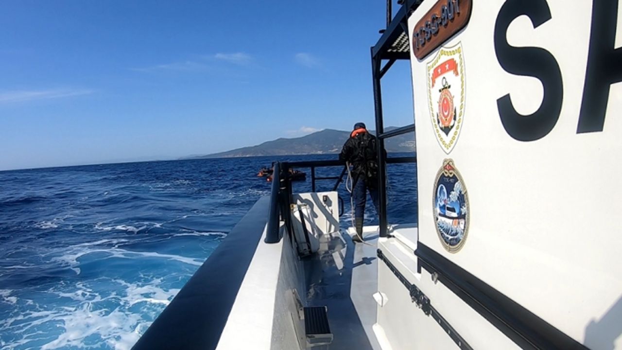 İzmir açıklarında geri itilen 77 düzensiz göçmen kurtarıldı