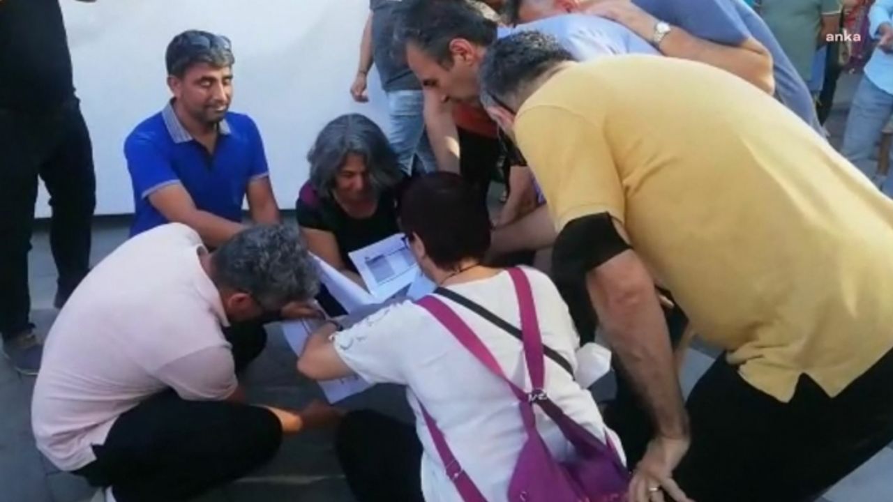 İzmir'de memurlar bordro yaktı