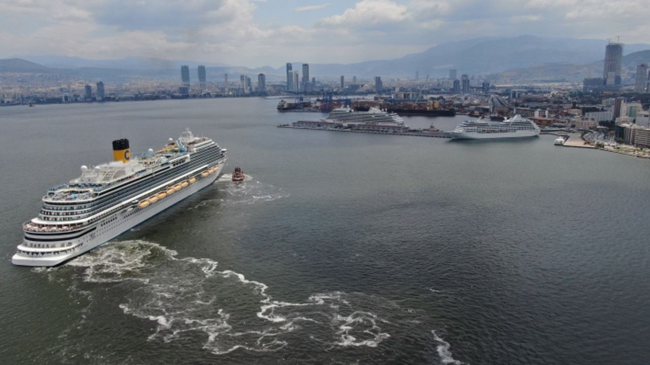 İzmir’e bir günde üç kruvaziyer geldi