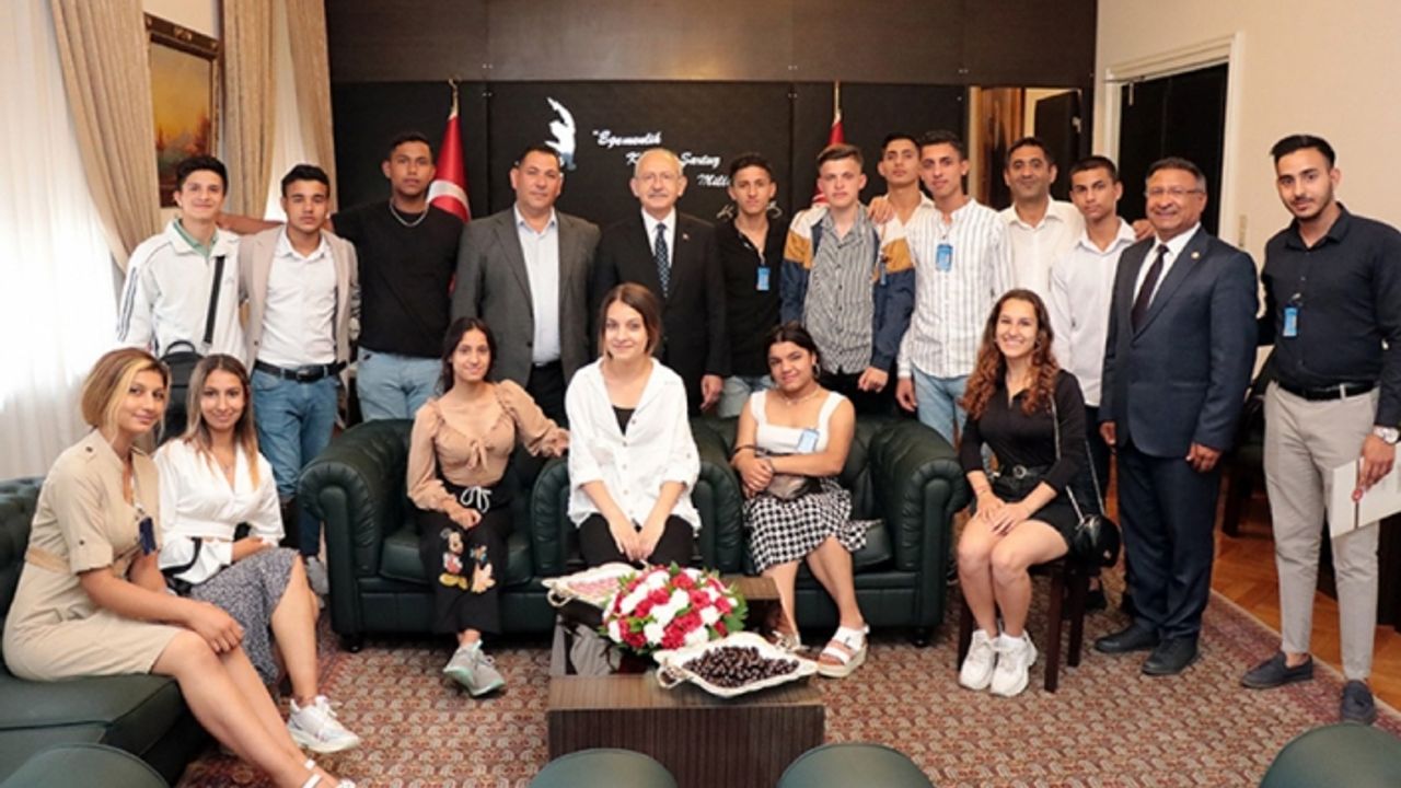 Karşıyakalı Roman gençlerden Kılıçdaroğlu'na ziyaret