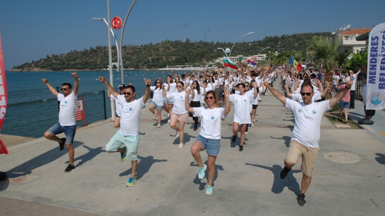 Menderes'te festival coşkusu: 7 ülkeden dansçılar zeybek oynadı