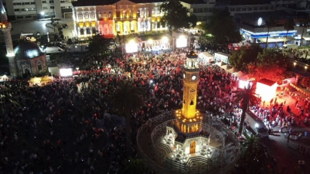 Binlerce İzmirli 15 Temmuz için Konak'ta toplandı
