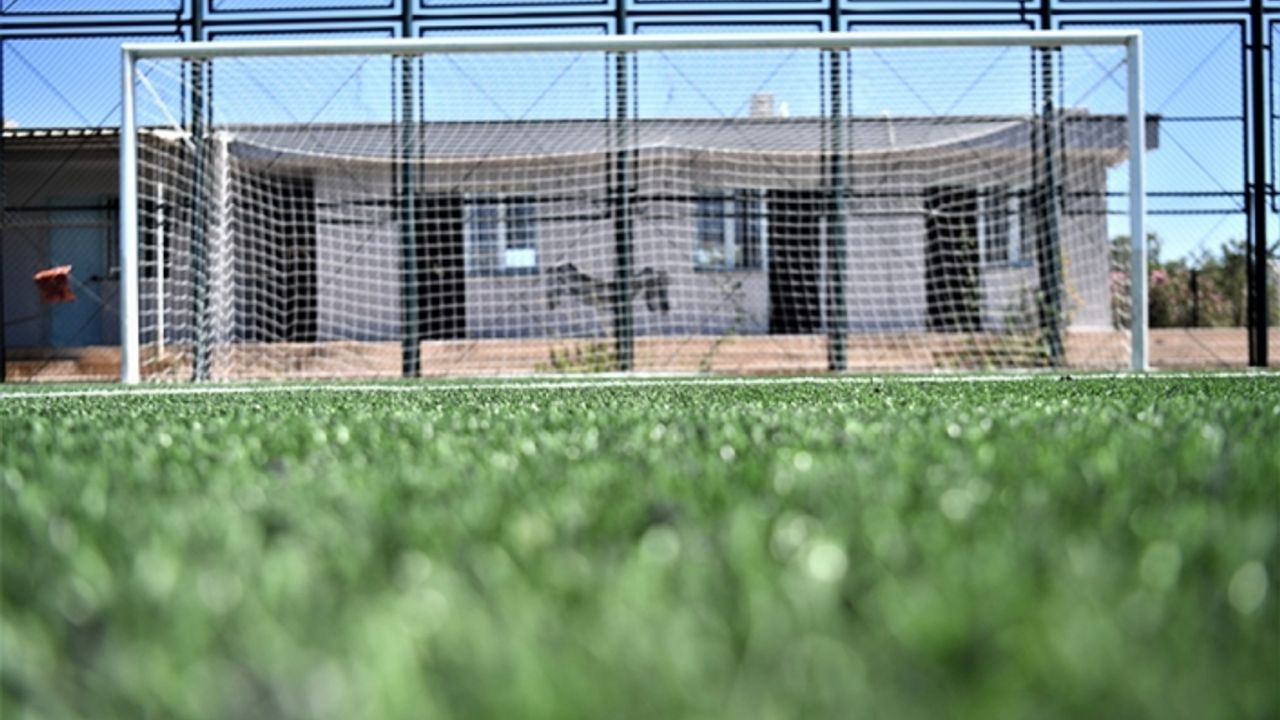 Bornova’da futbol sahaları yenileniyor