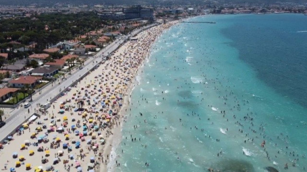 Çeşme, bayramın üçüncü günüde tıklım tıklım doldu