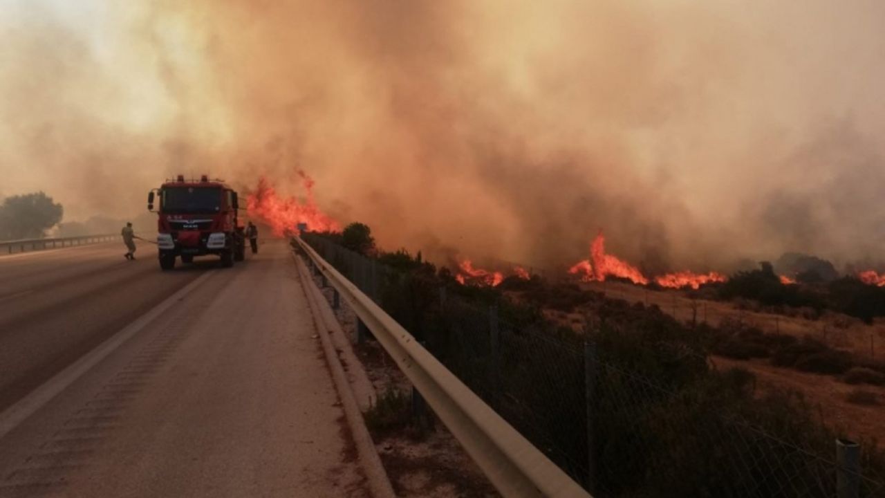 Çeşme'de makilik alanda korkutan yangın