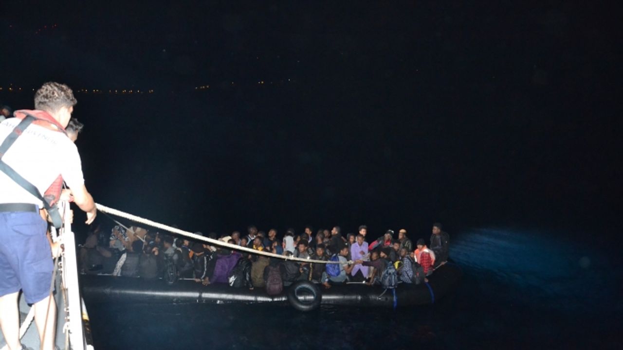 İzmir açıklarında 23 göçmen yakalandı, 67 göçmen kurtarıldı