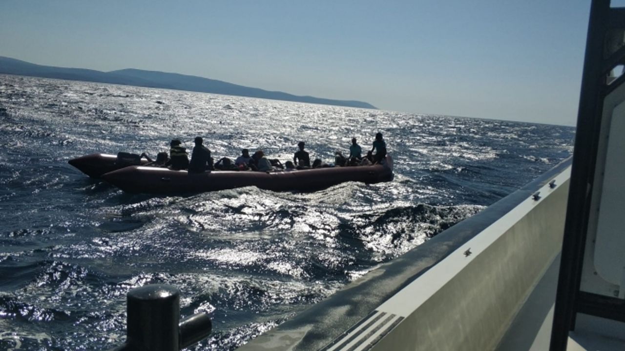 İzmir açıklarında 56 göçmen kurtarıldı, 30'u yakalandı