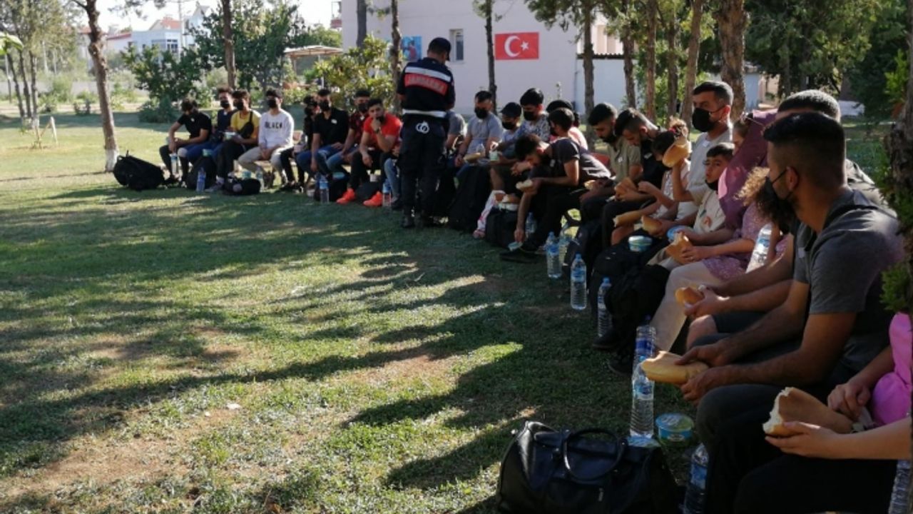 İzmir'de 278 düzensiz göçmen ve 4 organizatör yakalandı