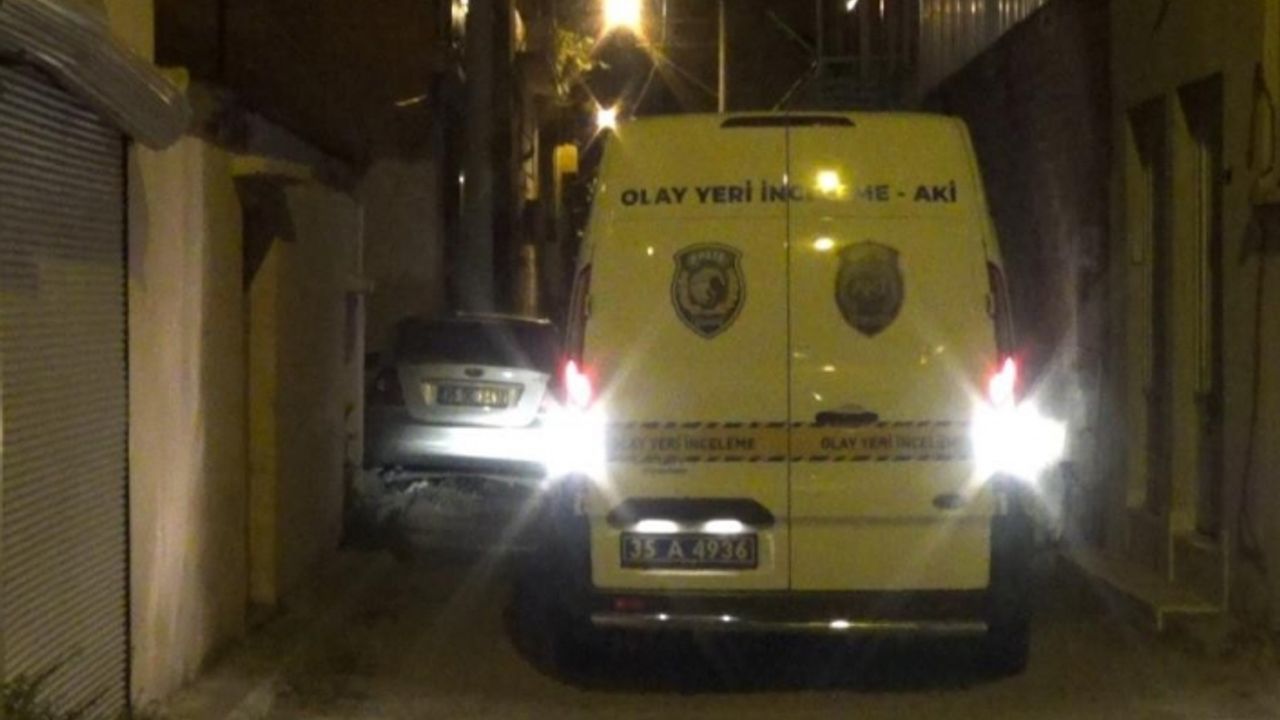 İzmir'de bir kişinin evde ölü bulunmasıyla ilgili 2 kişi gözaltına alındı