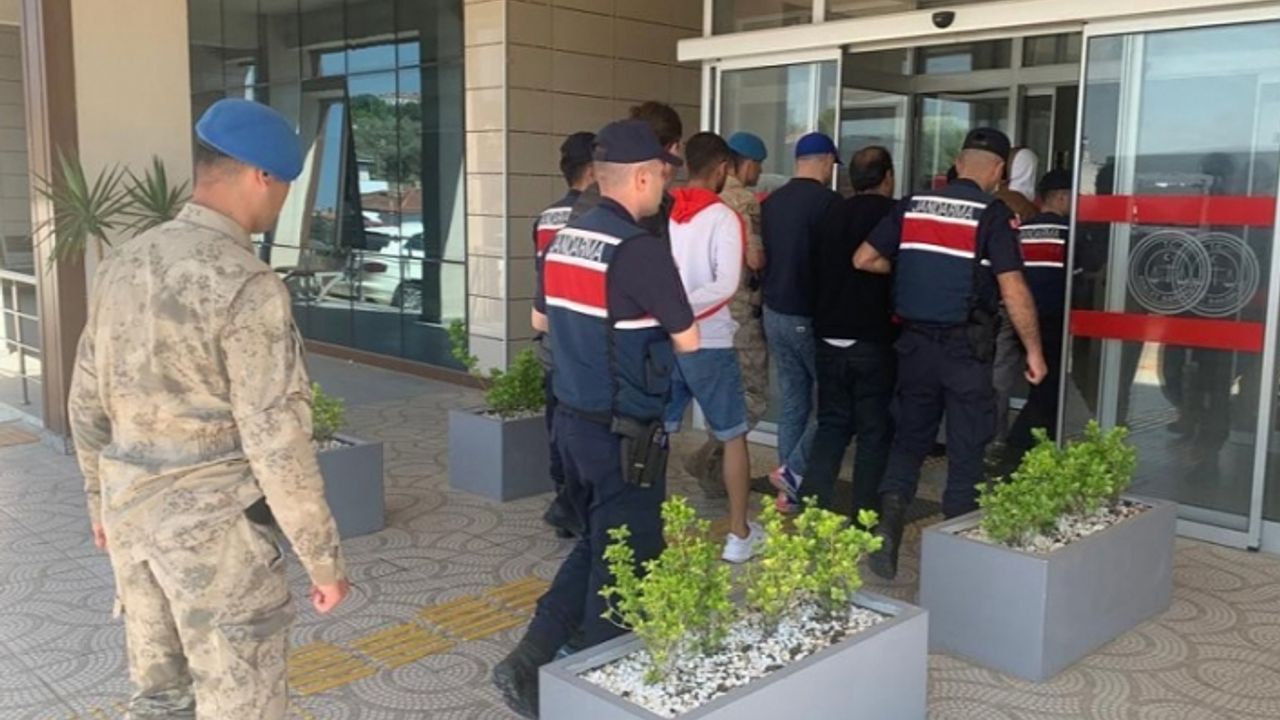 İzmir'de haklarında yakalama kararı olan 17 suçluya operasyon