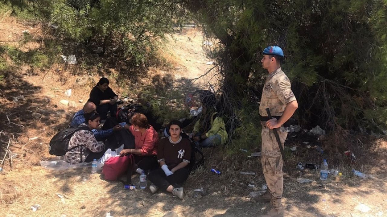 İzmir'de kaçak göçmen operasyonu: 143 göçmen yakalandı