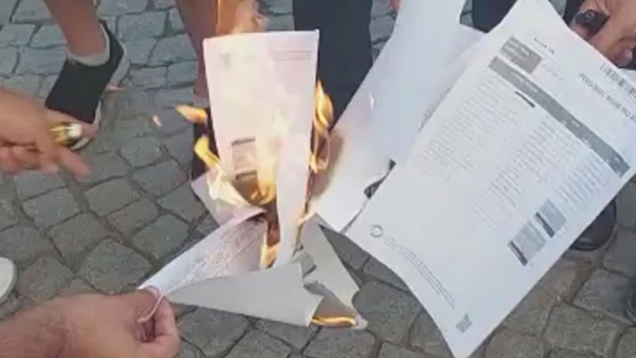 İzmir'de kamu emekçileri bordro yaktı