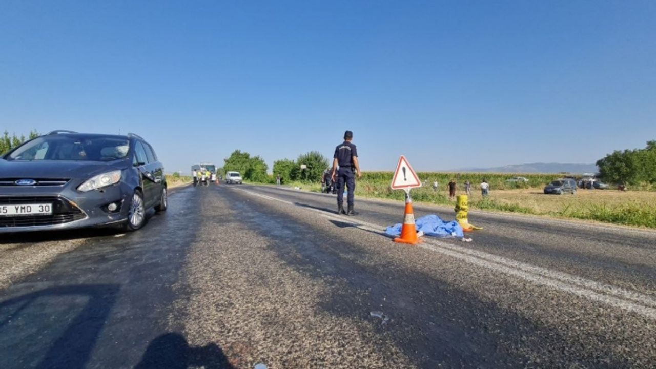 İzmir'de korkunç kaza! Araç yayalara çarptı: 1'i çocuk 2 ölü