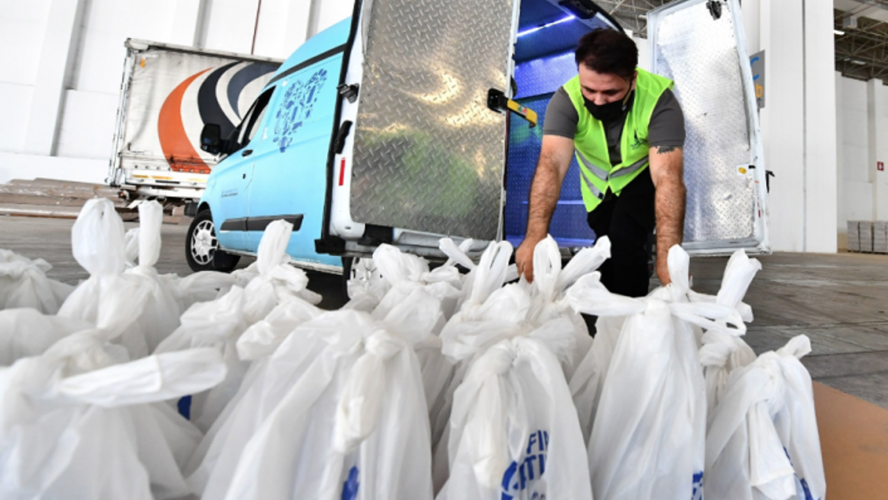 İzmir’de dayanışma sürüyor; Büyükşehir’den 40 milyon liralık destek