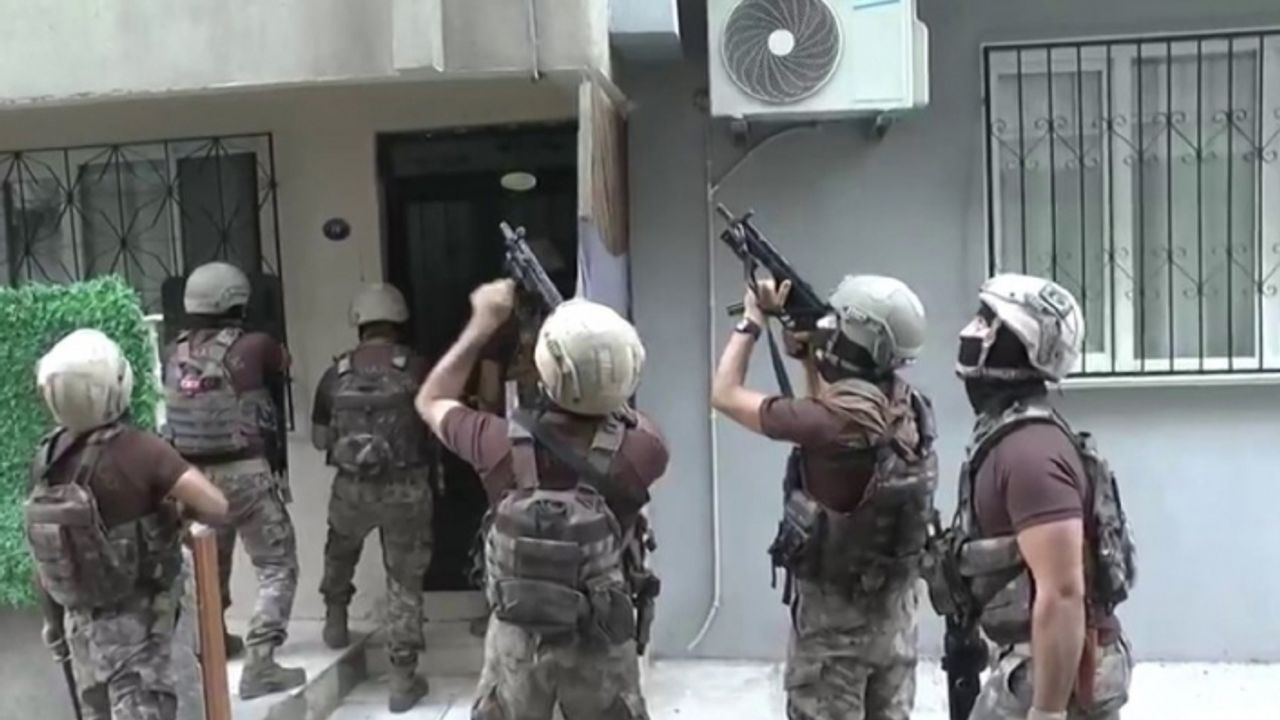 İzmir’de haklarında yakalama emri olan 25 suçluya operasyon