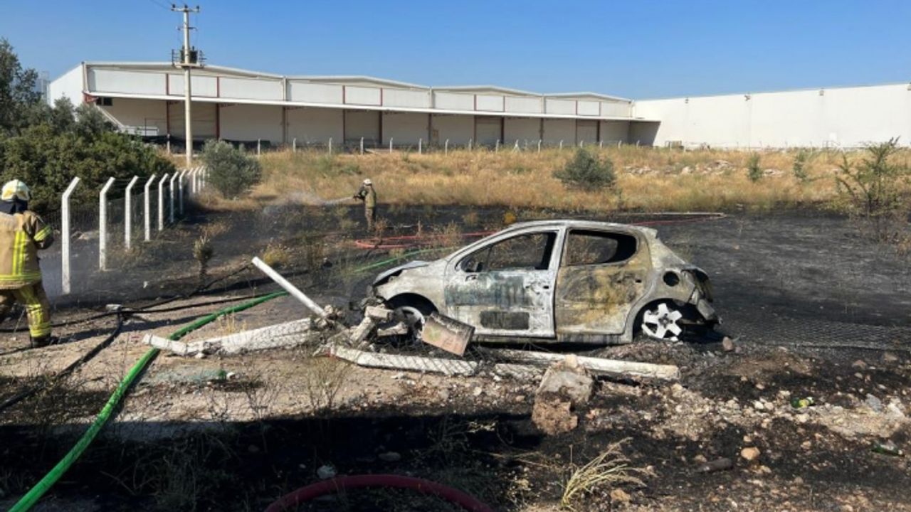 İzmir’de kaza yapan araçta çıkan yangın otluk alana sıçradı