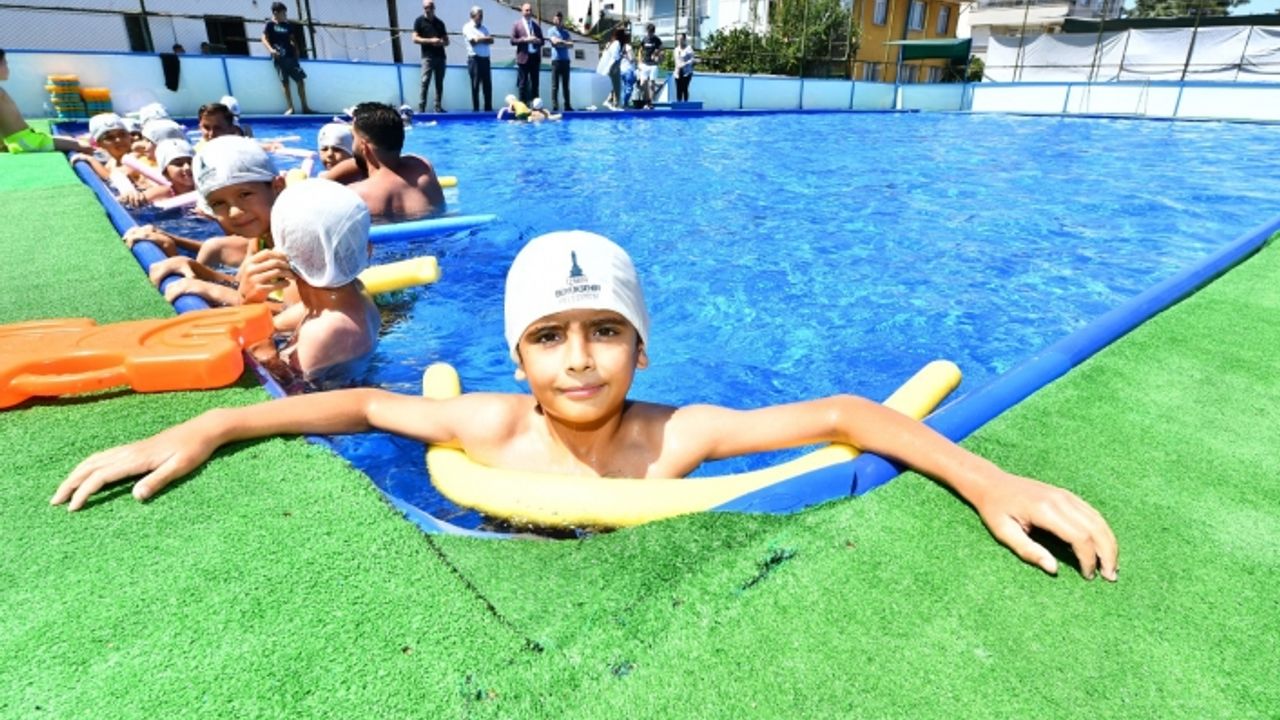 İzmirli minikler portatif havuzlara kavuştu