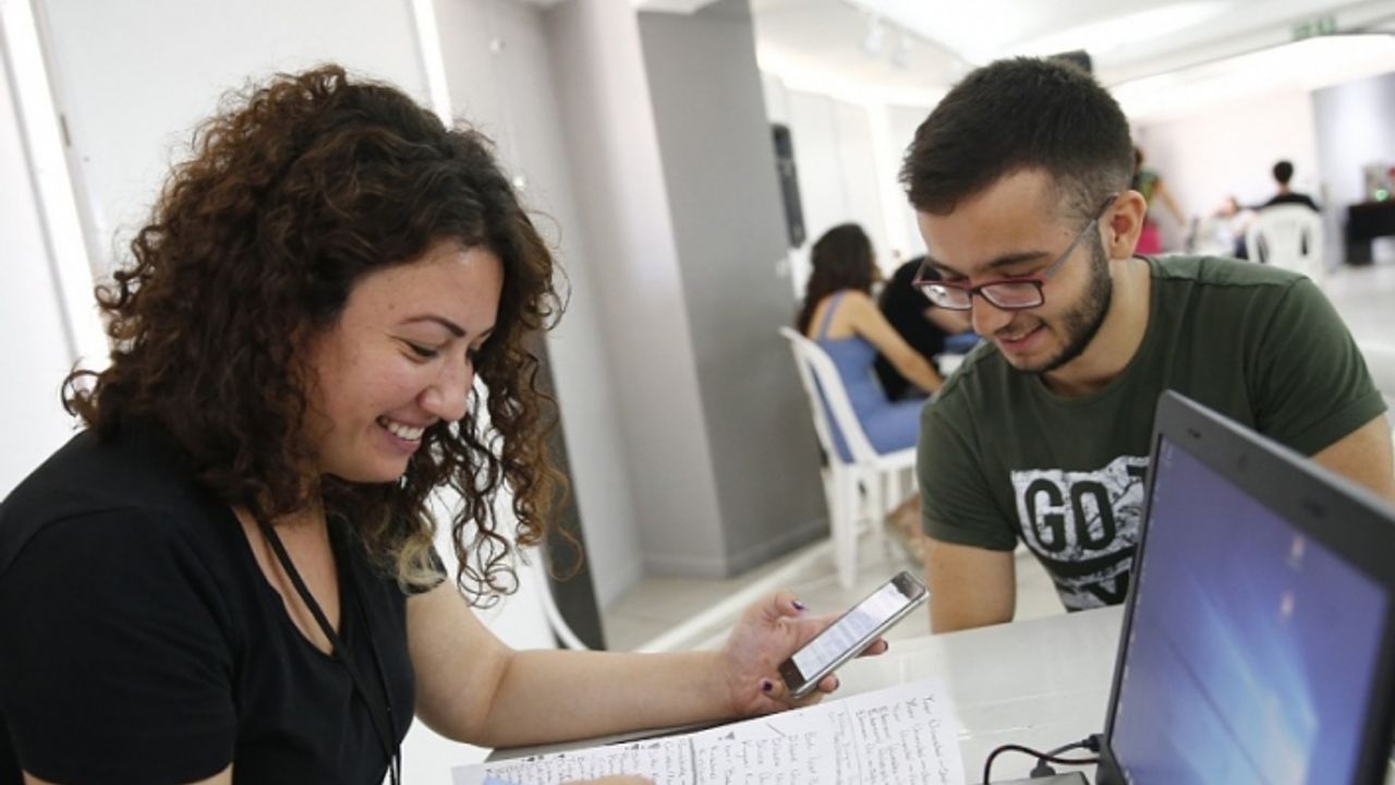 Konaklı gençlere üniversite yolunda rehber desteği