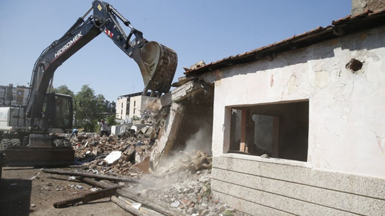 Konakta mahalleliler şikayet etti, tehlikeli yapı yıkıldı