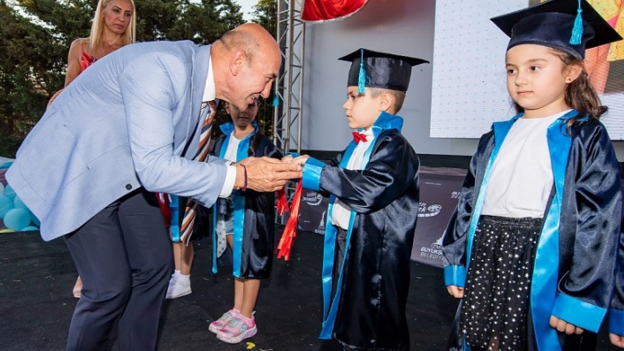 Miniklerin ilk mezuniyet heyecanına Soyer de ortak oldu