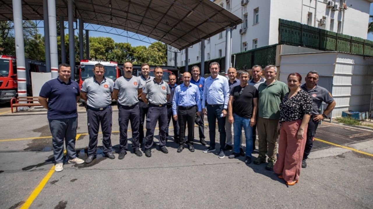 Soyer alevlere karşı mücadele eden itfaiye personelini ziyaret etti