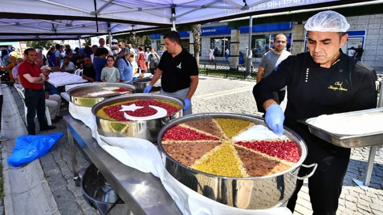 Büyükşehir 12 bin kişiye aşure dağıttı