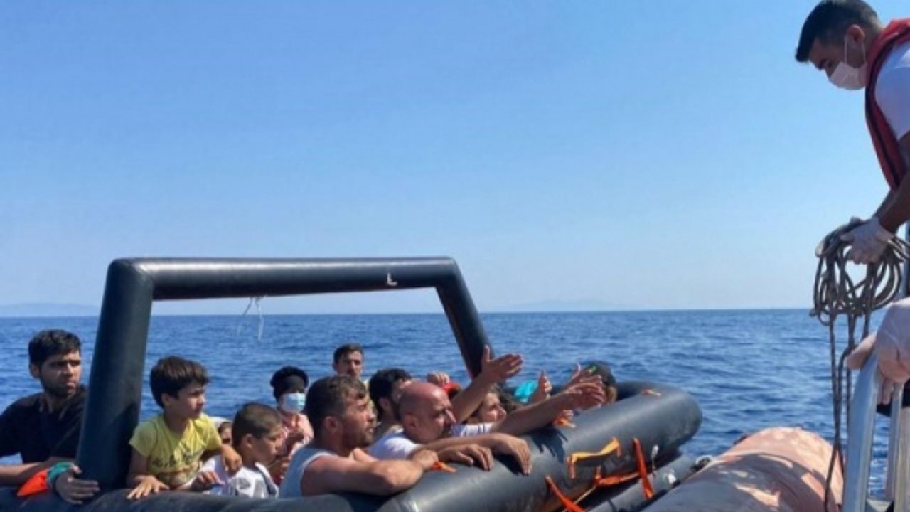 İzmir açıklarında 101 düzensiz göçmen yakalandı