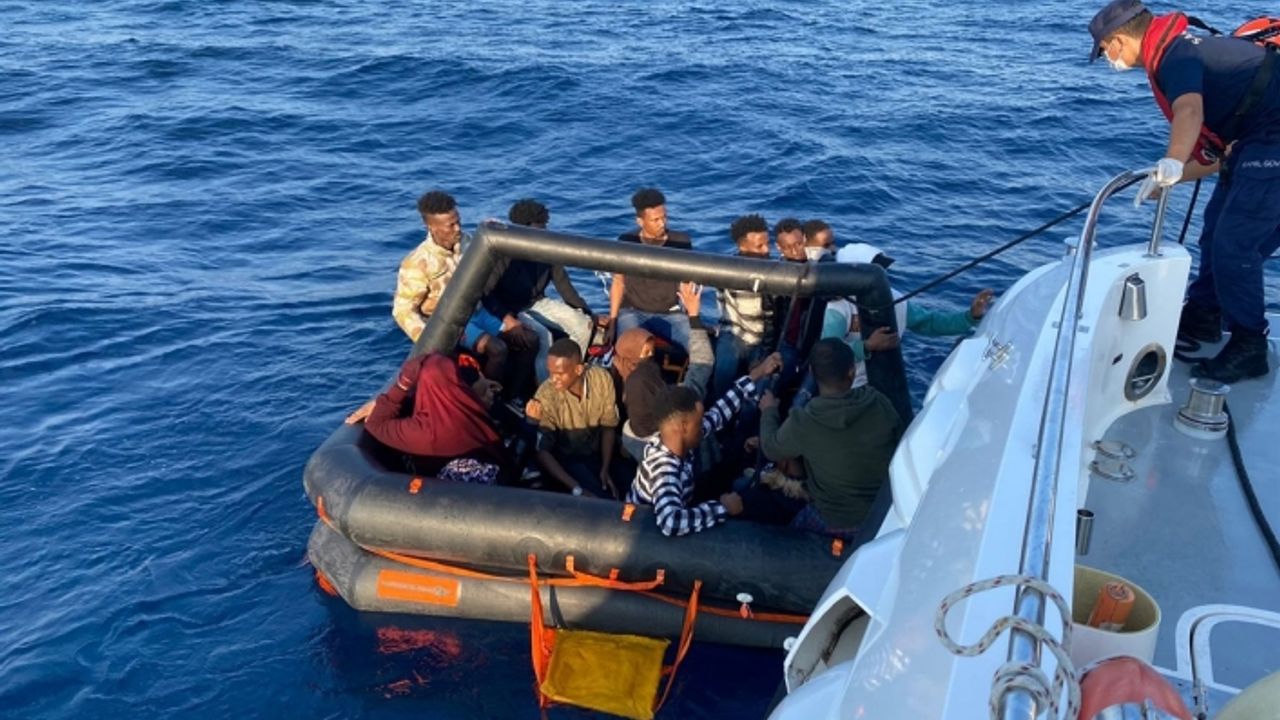İzmir açıklarında 38 göçmen yakalanırken 136'sı kurtarıldı