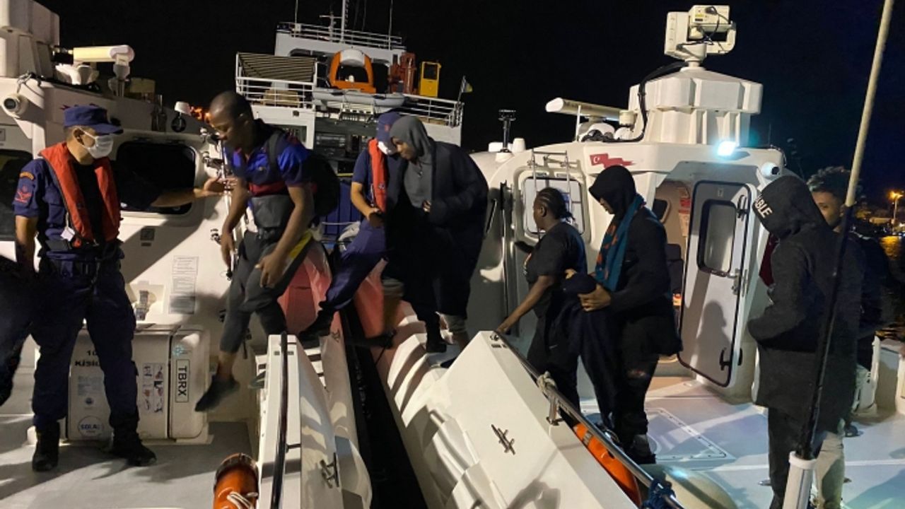 İzmir açıklarında 69 göçmen kurtarıldı, 21 göçmen yakalandı