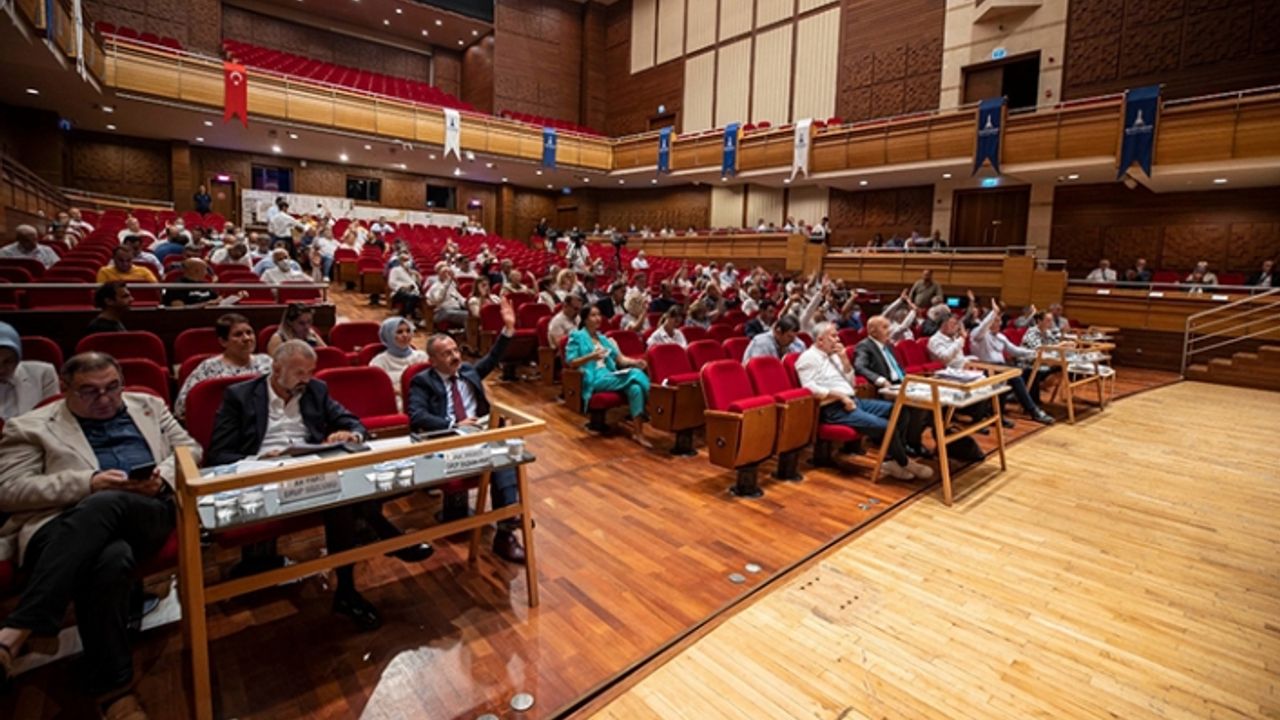 İzmir'de meclisin gündemi toplu ulaşım tarifesi oldu