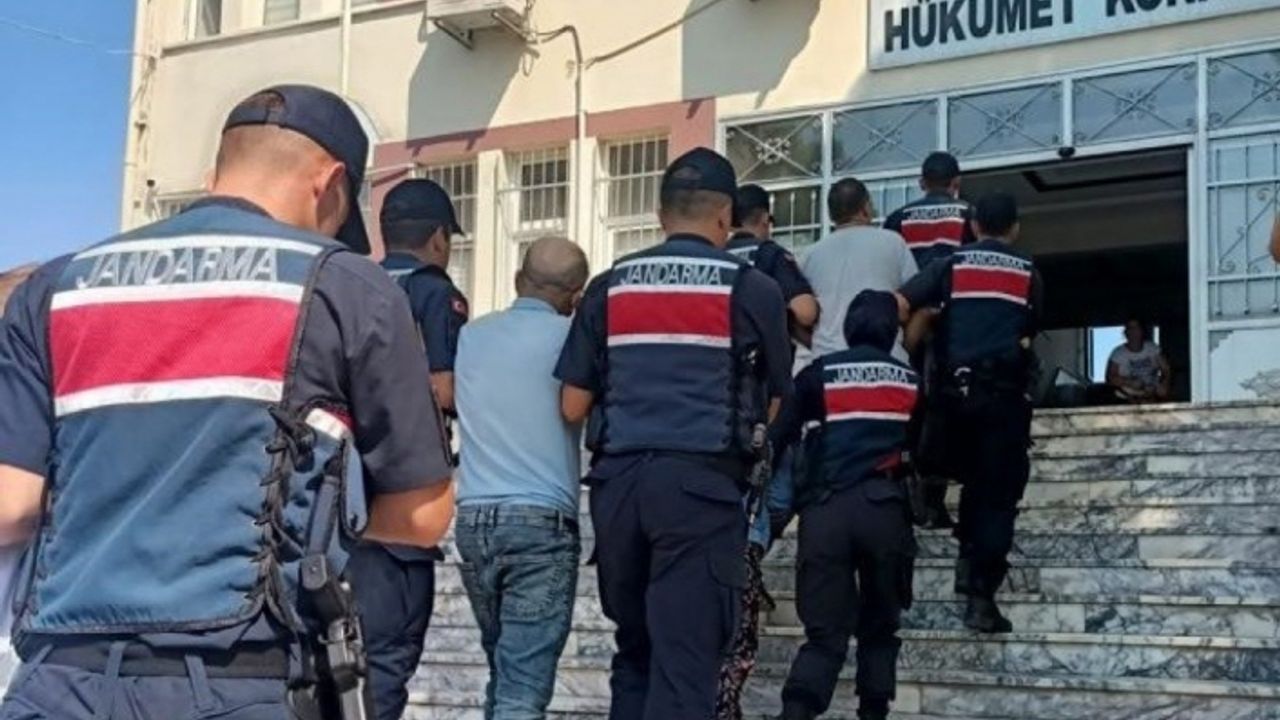 Jandarma baskınlarına telsiz önlemi fayda etmedi: Göçmen kaçakçıları yakalandı!
