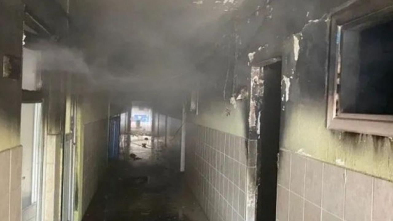 Kaçmak isteyen göçmenler, kaldıkları spor salonunu ateşe verdi