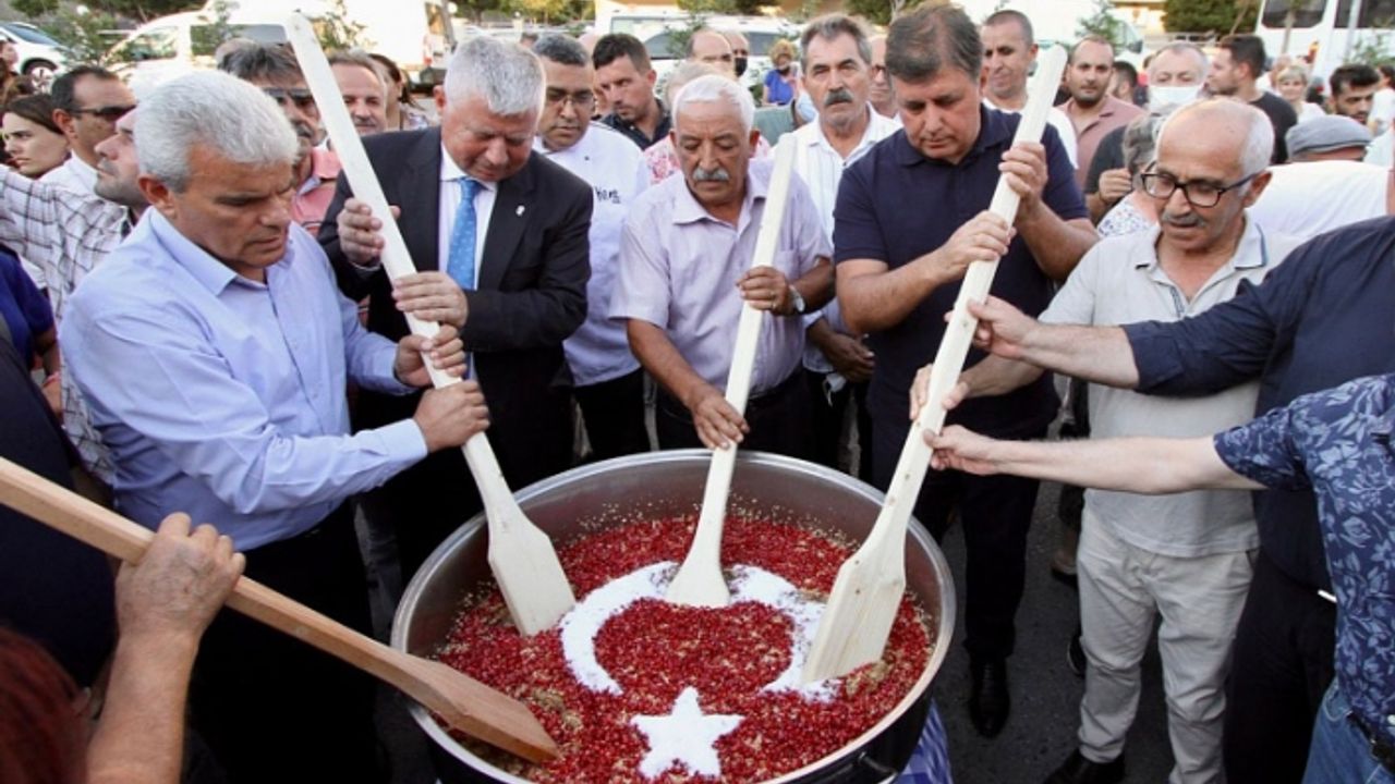Karşıyaka'da yoğun katılımlı aşure buluşması
